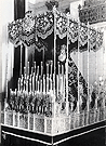 Años 30. Antiguo Paso de Palio de Nuestra Señora del Mayor Dolor. Los respiraderos y varales son de estilo gótico. El palio y manto son los actuales. Al fondo, la nave de la Iglesia de San Dionisio con la barandilla barroca del desaparecido coro (Foto: Manuel Pereiras Pereiras) 