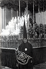 Ante el paso de la Virgen del Mayor Dolor vemos a Andrés Fernández García con la trompeta saetera que cada Jueves Santo forma parte de la procesión. (Foto: Eduardo Pereiras)