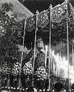 El paso de la Virgen del Mayor Dolor con los basamentos góticos poco acordes con el barroco del manto y palio. Fueron cambiados poco después de la obtención de esta fotografía (Foto: Eduardo Pereiras) 