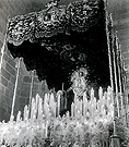 Nuestra Señora del Mayor Dolor en su paso de palio dentro de la iglesia de San Dionisio en la década de los 70 (Foto: Diego Romero)