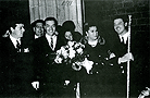 Año 1971, Viernes Santo en San Dionisio. La Paquera, Hermana del Mayor Dolor. De izquierda a derecha, Teresa Gonzalez Orihuela, Antonio González Orihuela, José Ruiz de Velasco, Adolfo González Orihuela, Francisca Méndez Garrido (La Paquera) e Ignacio González Orihuela (Foto: Eduardo Barra)