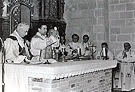 Don Luis Bellido Salguero está celebrando sus bodas de plata sacerdotales, octubre de 1974. Preside el Obispo-Vicario D.Rafael Bellido Caro (Iglesia de San Dionisio) (Foto: Anónima)