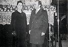 El locutor de Radio Popular Manuel Fernández Peña delante del Paso del Mayor Dolor; en esos momentos era director de Radio Popular de Granada, le acompaña su esposa. Fue pregonero de la Semana Santa jerezana del año 1972 (Foto: Eduardo Barra)