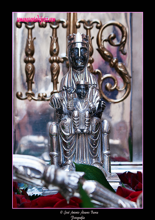 Imagen de la Virgen de Montserrat en el Paso de Misterio del Ecce Homo