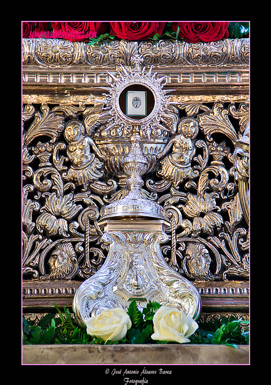 Reliquia de Santa Ángela de la Cruz en la canastilla del Paso de Misterio del Ecce Homo