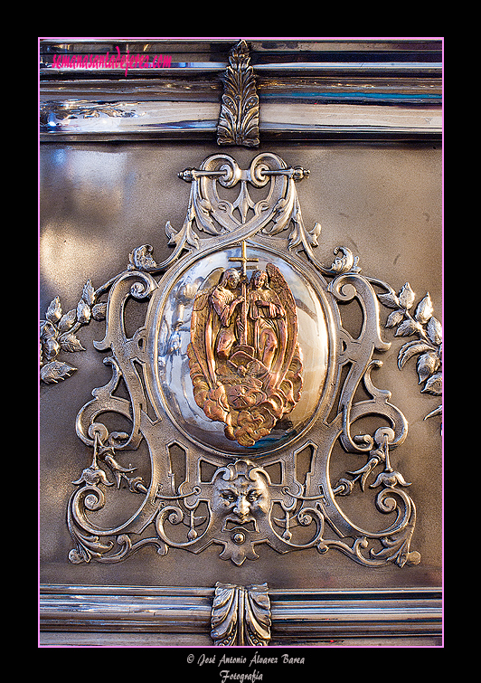 Escudo en el frontal y la trasera de la canastilla del Paso de Misterio del Ecce Homo