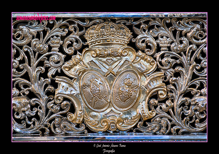 Escudo en el respiradero del Paso de Misterio del Ecce Homo