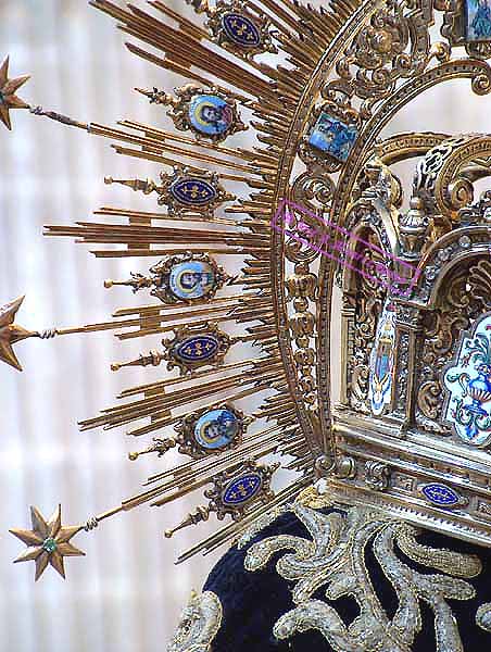Detalle de los esmaltes de los Apostoles en la ráfaga de la Corona de Nuestra Señora del Mayor Dolor 