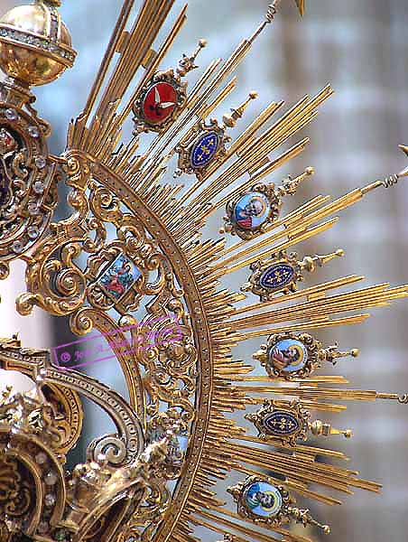 Detalle de los esmaltes de los Apostoles en la ráfaga de la Corona de Nuestra Señora del Mayor Dolor 