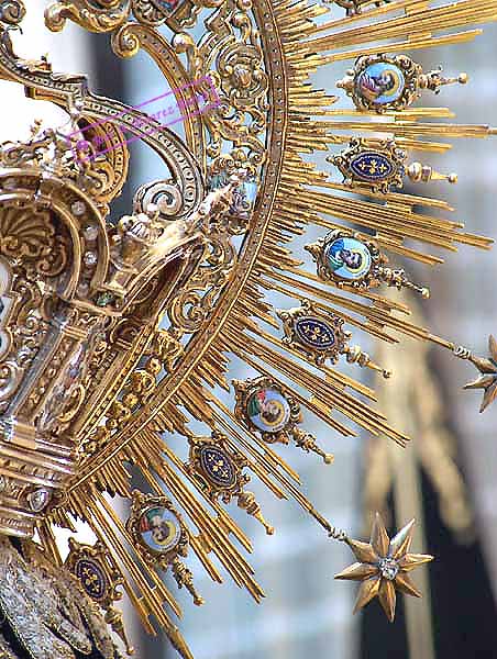Detalle de los esmaltes de los Apostoles en la ráfaga de la Corona de Nuestra Señora del Mayor Dolor 