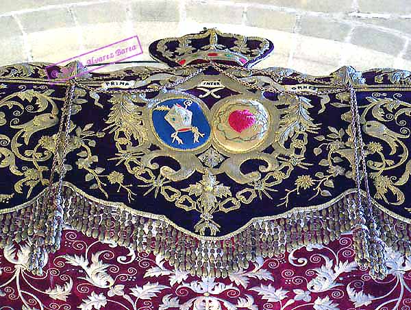 Escudo en las Caídas traseras del Palio del paso de Nuestra Señora del Mayor Dolor