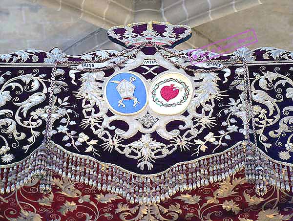 Escudo en las Caídas delanteras del Palio del paso de Nuestra Señora del Mayor Dolor