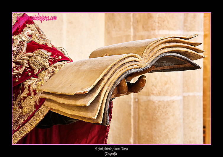 Libro en la mano izquierda de San Bartolomé (Hermandad del Mayor Dolor) (Iglesia de San Dionisio)