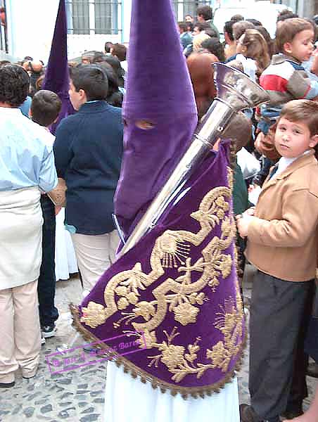 Nazareno con bocina de la Hermandad del Mayor Dolor 