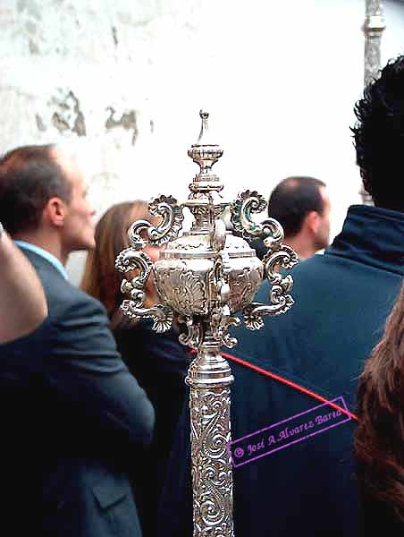 Pértiga que porta el Pertiguero del Cortejo del Ecce Homo de la Hermandad del Mayor Dolor 
