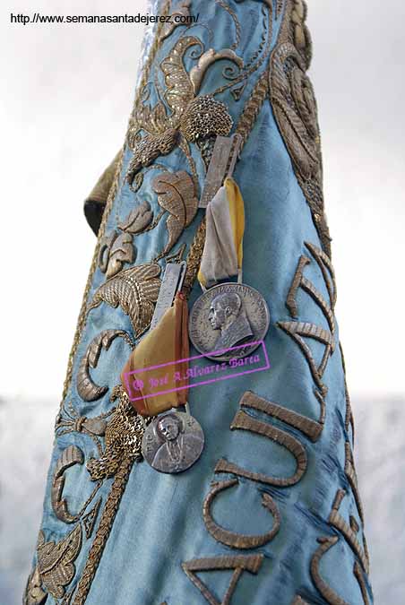 Medallas papales en la Bandera Concepcionista de la Hermandad del Mayor Dolor 