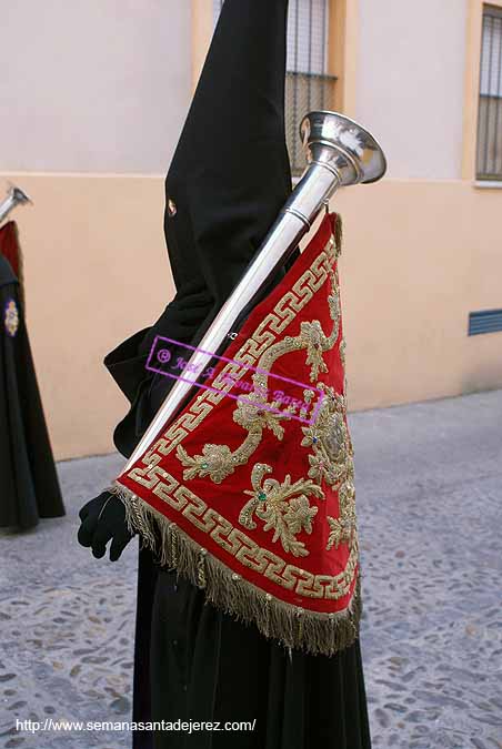 Nazareno con bocina de la Hermandad del Mayor Dolor 