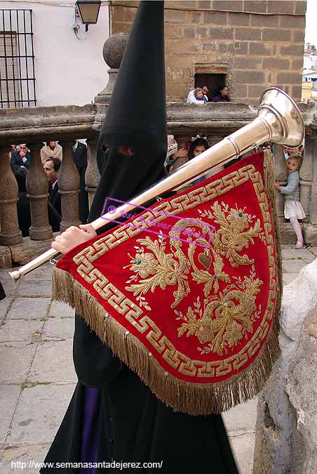 Nazareno con bocina de la Hermandad del Mayor Dolor 
