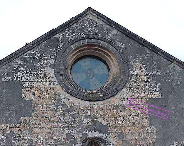 Ojo de buey central de la Fachada principal de la Iglesia Parroquial de San Dionisio