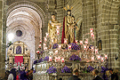 El paso de Misterio del Ecce Homo dejando atrás el Monumento de Jueves Santo de la Santa Iglesia Catedral