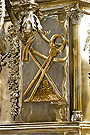 Relieve con alegoría de la Pasión en el frontal y la trasera de la canastilla del Paso de Misterio del Ecce Homo