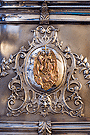 Escudo en el frontal y la trasera de la canastilla del Paso de Misterio del Ecce Homo