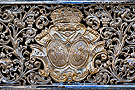 Escudo en el respiradero del Paso de Misterio del Ecce Homo
