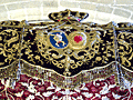 Escudo en las Caídas traseras del Palio del paso de Nuestra Señora del Mayor Dolor