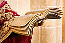 Libro en la mano izquierda de San Bartolomé (Hermandad del Mayor Dolor) (Iglesia de San Dionisio)