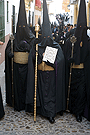 Nazareno que porta el Libro de Reglas de la Hermandad del Mayor Dolor