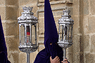 Farol que acompaña a la Cruz de Guía de la Hermandad del Mayor Dolor