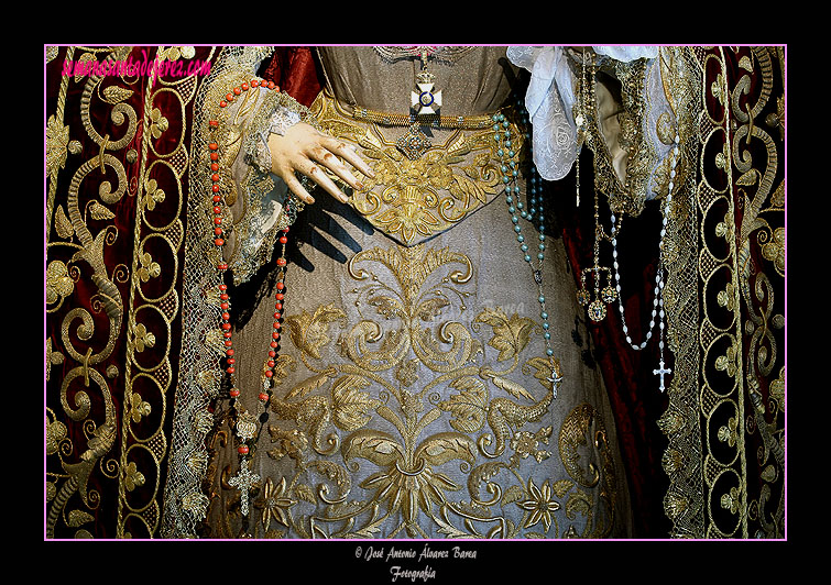 Detalle de los bordados de la saya de María Santísima de la Encarnación