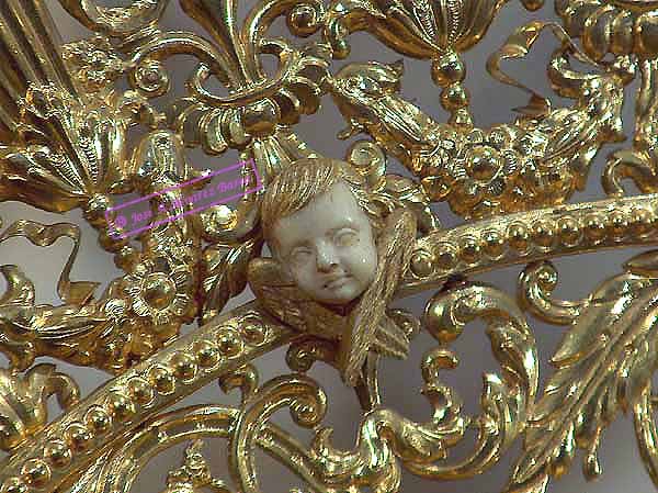 Uno de los 12 querubines de marfil de la r&aacute;faga de la Corona de Mar&iacute;a Sant&iacute;sima de la Encarnaci&oacute;n