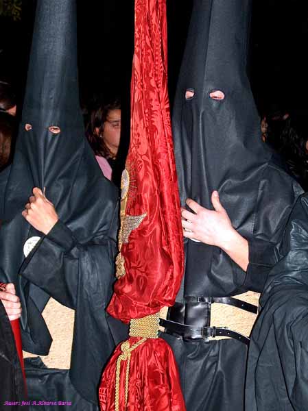 Nazareno portando el Guión Sacramental de la Hermandad del Santo Crucifijo de la Salud