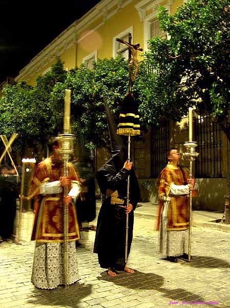 Cruz Parroquial con manguilla de la Hermandad del Santo Crucifijo de la Salud 