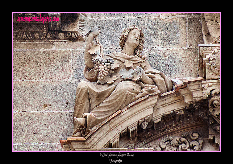 Virtud eucarística del vino (Portada exterior de la Capilla del Sagrario de la Iglesia Parroquial de San Miguel)