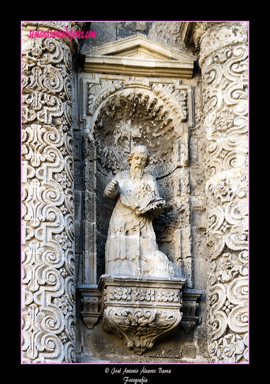 San Jerónimo de Estridón, en la hornacina inferior derecha entre las columnas de orden gigantes (Portada Principal de la Iglesia de San Miguel)