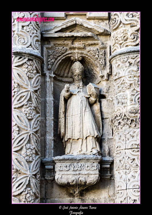 San Agustín de Hipona, en la hornacina superior derecha entre las columnas de orden gigantes (Portada Principal de la Iglesia de San Miguel)