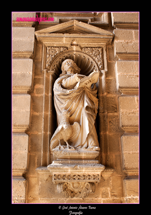 San Juan Evangelista (Segunda hornacina a la izquierda de la embocadura de la Puerta Principal de la Iglesia de San Miguel)