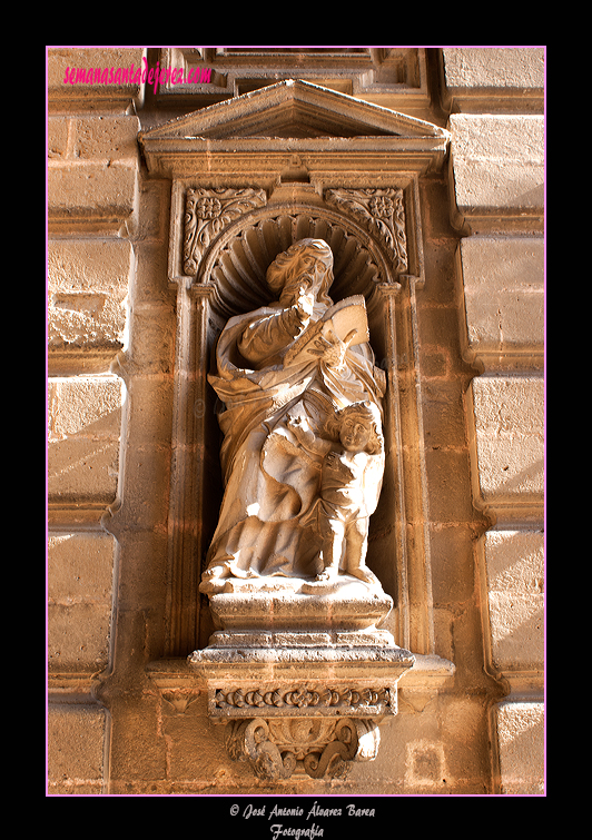 San Mateo (Segunda hornacina a la derecha de la embocadura de la Puerta Principal de la Iglesia de San Miguel)