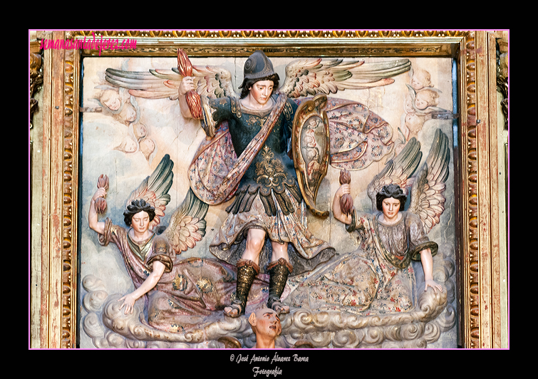 El Arcángel San Miguel y dos ángeles (La Batalla de los Ángeles - Retablo Mayor de la Iglesia de San Miguel)