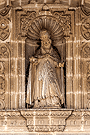 an Pedro revestido de Papa (Tímpano de la embocadura de la Puerta Principal de la Iglesia de San Miguel)