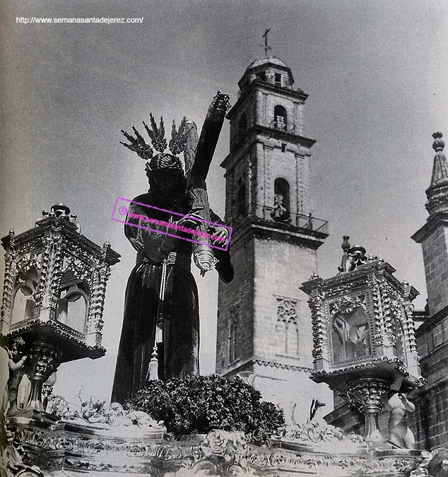 Año 1954. Nuestro Padre Jesús de la Vía Crucis volviendo a su sede en la mañana del Domingo de Resurrección: la lluvia impidió que la Estación de Penitencia se hiciera completa en la madrugada del Viernes Santo.(Foto: Eduardo Pereiras)