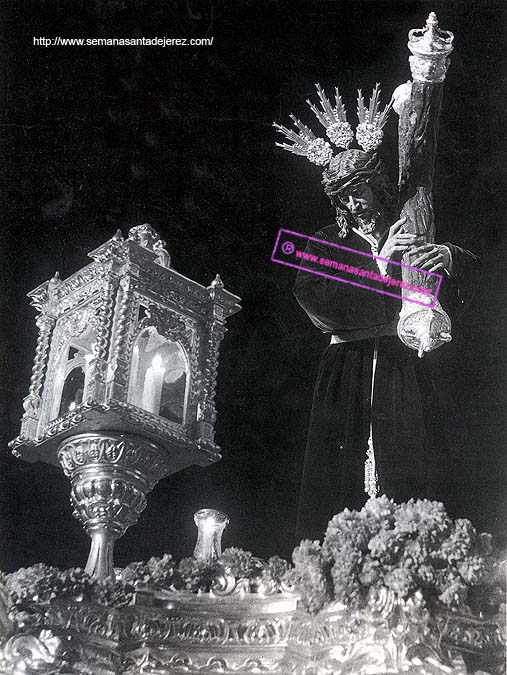 Nuestro Padre Jesús de la Vía Crucis en su paso procesional. La preciosa túnica aún no la habían bordado.(Foto: Diego Romero Favieri)