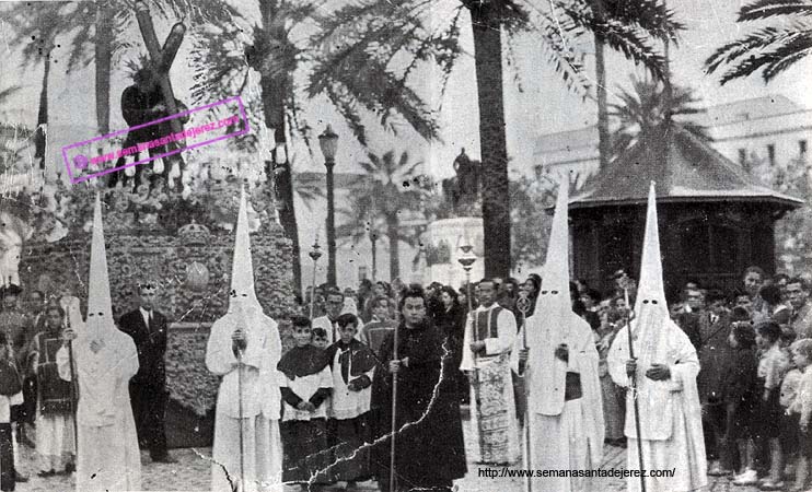 El Paso de Misterio de la Hermandad de las Cinco Llagas en la plaza del Arenal. Año 1944.