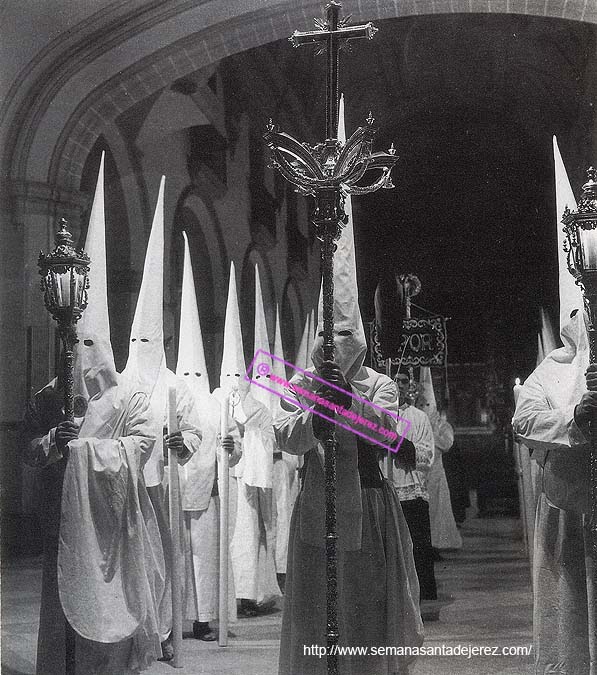 Primer año de salida de la actual Cruz de guía. Año 1967. Esta imagen es captada en el interior de San Francisco momentos antes de iniciarse la estación penitencial. (Foto: Eduardo Pereiras)