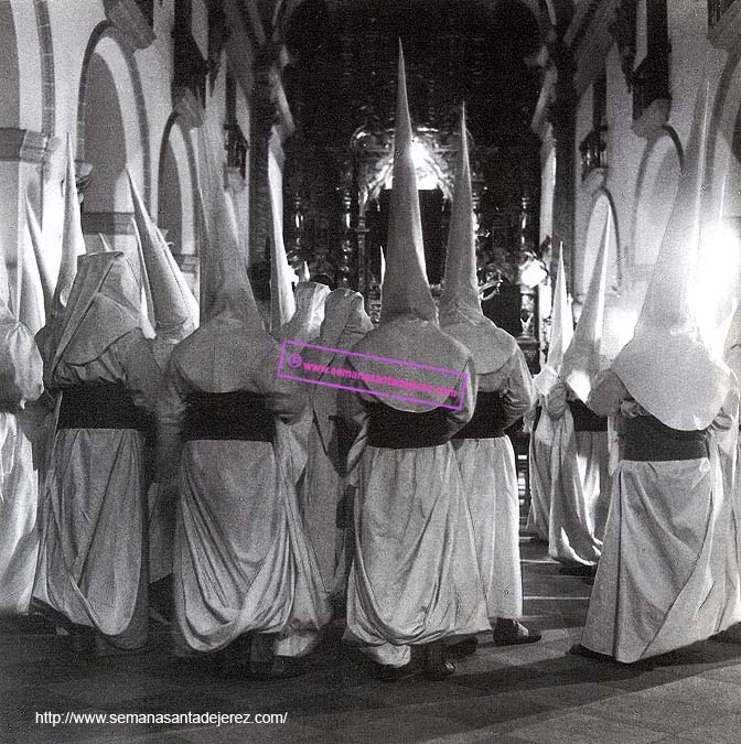 Los nazarenos de la Hermandad de las Cinco Llagas esperando la señal que les va a permitir acompañar al Señor de la Vía Crucis por las calles jerezanas (Foto: Eduardo Pereiras)