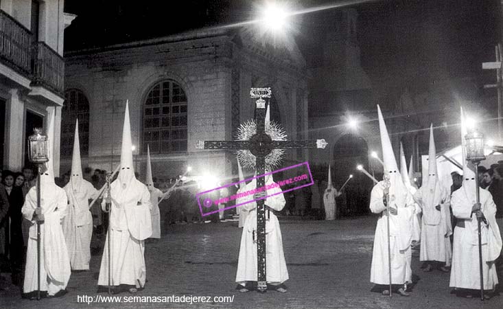 La Hermandad de las Cinco Llagas en la Plaza Esteve, está saliendo del Convento de San Francisco. El edificio del lado izquierdo era "Los Madrileños", ahora derribado. La fachada principal de la Plaza de Abastos fue retranqueada y la Cruz de Guía tambien fue sustituida. (Foto: Manuel Pereiras)
