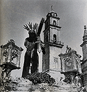Año 1954. Nuestro Padre Jesús de la Vía Crucis volviendo a su sede en la mañana del Domingo de Resurrección: la lluvia impidió que la Estación de Penitencia se hiciera completa en la madrugada del Viernes Santo
