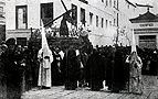 1942. El paso del Señor de la Vía Crucis momentos antes de recogerse y ya al amanecer. La fotografia está tomada desde la puerta del templo franciscano. En el lugar que ocupa la caseta de la Compañía Sevillana de Electricidad se levanta hoy el edificio de los arcos de la Plaza Esteve
